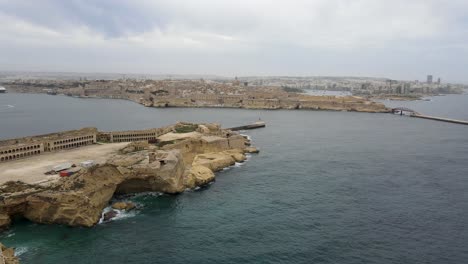 Vista-Aérea-Del-Gran-Puerto-Y-Del-Casco-Antiguo-De-Valletta,-Capital-De-Malta