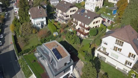 Vista-Superior-De-Drones:-Lujosa-Villa-Con-Jardín-En-Una-Zona-Residencial-Lausana,-Suiza,-Vaud