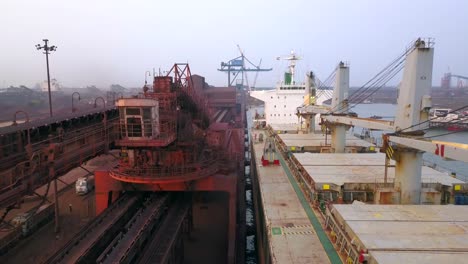 Bulk-Cargo-Ship-And-Heavy-Equipment-At-The-Coal-Loading-Terminal-Of-Paradeep-Port-In-Odisha,-India