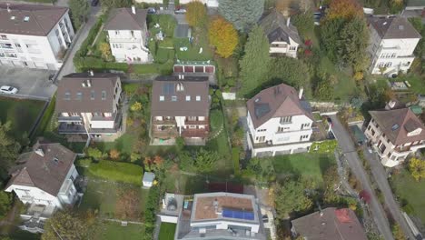Casas-Con-Techos-De-Tejas-Drone-Vista-Aérea,-Entorno-Urbano,-Lausana,-Suiza,-Vaud,-Zona-Residencial-En-La-Ciudad