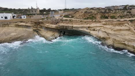 Luftpanoramablick-Auf-Seelandschaft-Und-Natürliche-Felsformationen-In-Malta