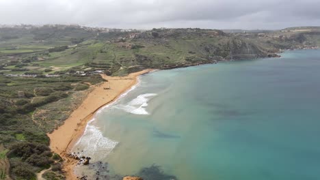 Paisaje-Marino-Maltés-Con-Aguas-Transparentes-Y-Arena-Dorada