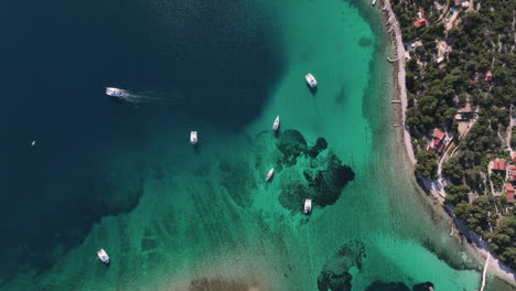 Imágenes-De-Vuelo-De-Drones-Sobre-La-Laguna-Azul-Frente-A-La-Costa-De-Split-En-Croacia
