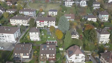 Casas-Con-Techos-De-Tejas-Drone-Vista-Aérea,-Entorno-Urbano,-Lausana,-Suiza,-Vaud,-Zona-Residencial-De-La-Ciudad