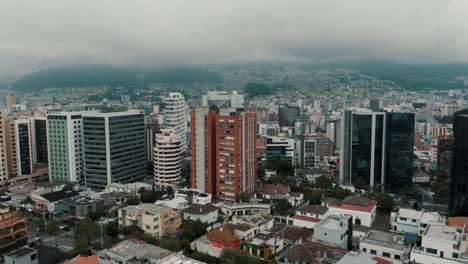 Wohnhochhäuser-In-Der-Stadt-Quito-Mit-Bergen,-Die-Im-Hintergrund-Von-Nebel-Umhüllt-Sind,-In-Ecuador