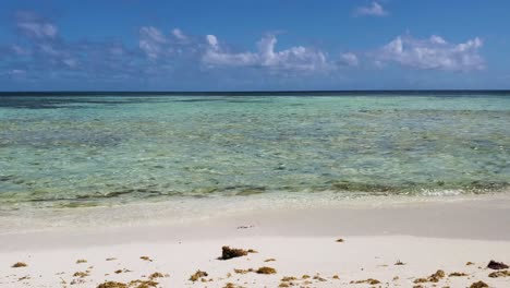 Gras,-Sand,-Wasserhimmel-In-Der-Horizontstrandlandschaft,-Karibische-Unbewohnte-Insel,-Los-Roques