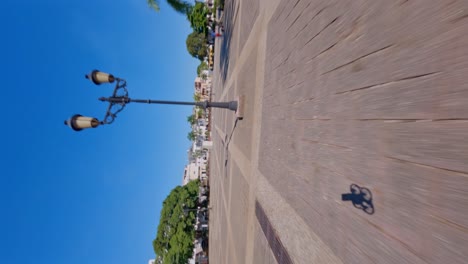 Tiro-Vertical-Con-Sombra-De-Un-Dron-Volando-En-La-Plaza-Histórica-De-Plaza-De-España-En-La-República-Dominicana