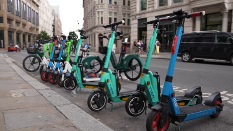 Londres-Inglaterra-Septiembre-2022-Fila-De-Scooters-Eléctricos-Esperando-A-Los-Usuarios-Al-Lado-De-La-Carretera