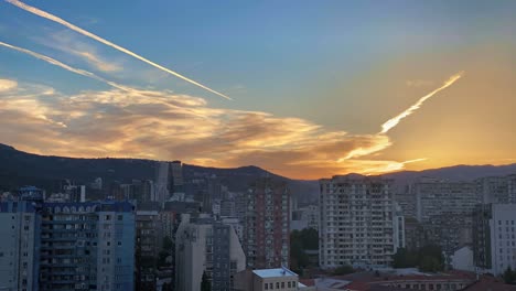 Zeitraffer-Der-Stadt-Tiflis-Bei-Sonnenuntergang,-Georgien