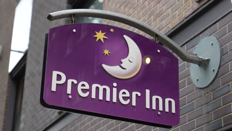 London-England-September-2022-Gründungsaufnahme-Eines-Premier-Inn-Schildes,-Das-Vom-Hotel-Hängt