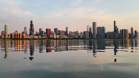 Die-Skyline-Von-Chicago-Und-Ihre-Spiegelung-Auf-Einem-Ziemlich-Ruhigen-Michigansee-Kurz-Nach-Sonnenaufgang-Im-Mai