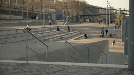 Gente-Relajándose-Y-Paseando-En-Un-Parque-Público-En-París,-Francia-En-Un-Día-Soleado