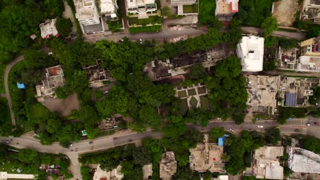 Luftaufnahme-Von-Oben-Nach-Unten-Von-Wohnungen-In-Udaipur-Zwischen-Vielen-Tropischen-Bäumen