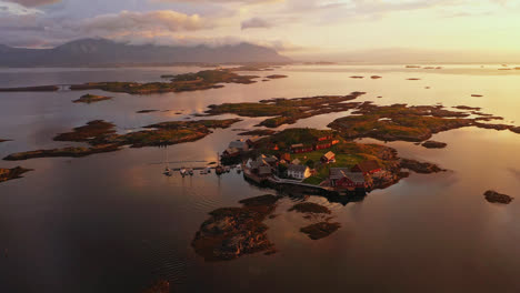 Vista-Aérea-Alrededor-De-Un-Pequeño-Pueblo-En-Una-Isla-En-La-Carretera-Del-Océano-Atlántico,-Soleada-Tarde-De-Verano,-En-Noruega---órbita,-Disparo-De-Drones