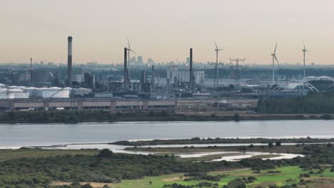 Ein-Handelshafen-In-Den-Niederlanden-Mit-Windkraftanlagen-Und-Verschiedenen-Industrien