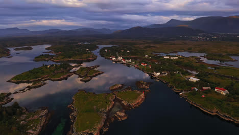 Vista-Aérea-De-Un-Pequeño-Pueblo-En-La-Isla-De-Rangøya,-En-Kristansund,-Noruega---Descenso,-Disparo-De-Drones