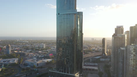 Statische-Luftperspektive-Mit-Blick-Auf-Das-Moderne-Stadtgebäude-In-Southbank,-Melbourne,-Australien,-Mit-Fließendem-Verkehr,-Der-Auf-Den-Darunter-Liegenden-Verbindungsautobahnen-Vorbeizoomt