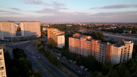 Antenne,-Die-Bei-Sonnenaufgang-über-Der-Innenstadt-Von-Krakau-Aufgeht-Und-Eine-Erstaunliche-Skyline-Mit-Violetten-Wolken-Enthüllt