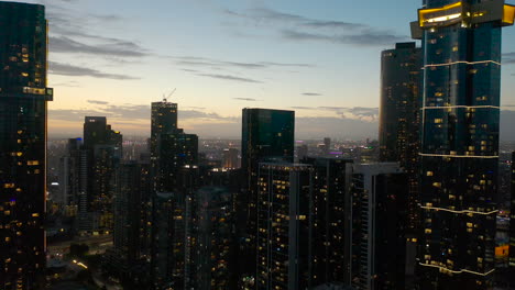 Statische-Luftperspektive-Von-Southbank-City-Apartments-An-Einem-Atemberaubenden-Abend-In-Der-Abenddämmerung