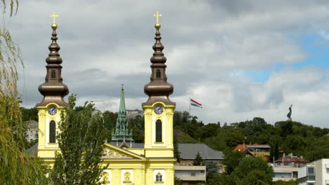 Freiheitsstatue-Und-Kirchturm-Nahaufnahme-Und-Ungarische-Flagge-Zeitlupe