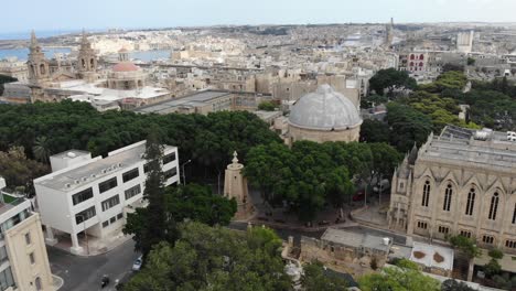 Luftaufnahme-Von-Sarria-Dome-Und-Katholischen-Pfarrkirchen-Aus-Den-Botanischen-Gärten-Von-Argotti-In-Floriana,-Malta