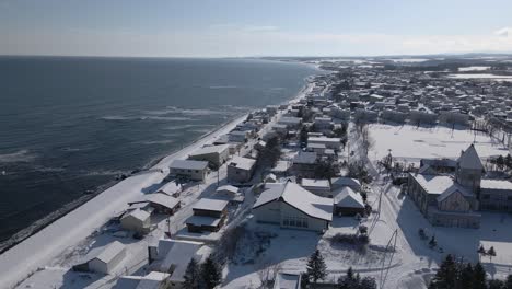 Häuser-Und-Gebäude-An-Der-Küste-Japans-Im-Winter-Mit-Meer-Und-Strand