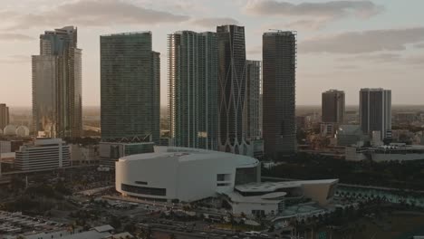 Reparieren-Sie-Die-Arena-In-Miami-Während-Eines-Drohnenvideos-Bei-Sonnenuntergang