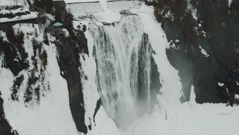 Quebec-Stadt-Winter-Wasserfall-Drohne-Video-Schnee-Gefrorener-See