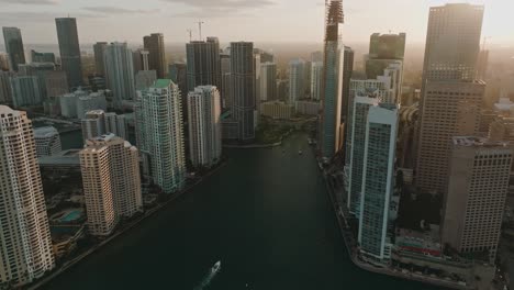 Brickell-Downtown-Miami-Wasserkanal-Drohne-Video-Sonnenuntergang-Hochhaus