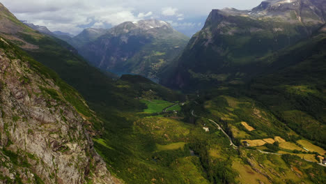 Luftbild-Mit-Blick-Auf-Das-Geirangerfjordtal,-Sonniger-Sommertag-In-Norwegen---Rückseite,-Drohnenaufnahme