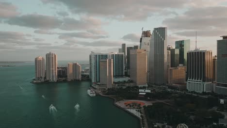 Horizonte-De-Miami-Con-Edificios-De-Gran-Altura-En-La-Costa-Del-Agua-Y-Video-De-Drones-Al-Atardecer