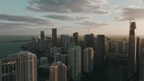 Miami-Skyline-Drohnenvideo-Während-Der-Goldenen-Stunde-Des-Sonnenuntergangs