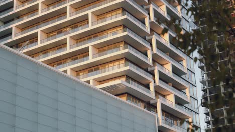 Futuristisches-Wohnhaus-Moderne-Architektur-Balkonfassade