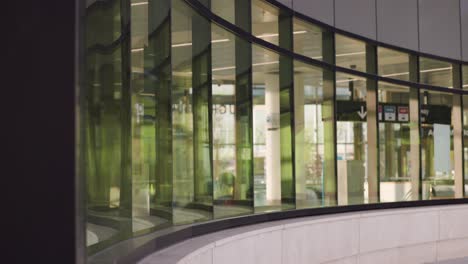 Moderne-Architektur-Zeitgenössische-Gebogene-Glaswand-Der-Durchgangsstation