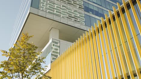 Glasvorhangwand-Der-Modernen-Architektur-Und-Geometrisches-Muster-Auf-Bürohochhaus