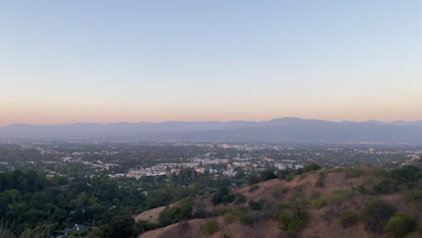 Der-Beginn-Des-Sonnenuntergangs-über-Einer-Fernen-Stadt-In-Los-Angeles-Mit-Sanften-Hügeln-Im-Hintergrund,-Kalifornien---Breit