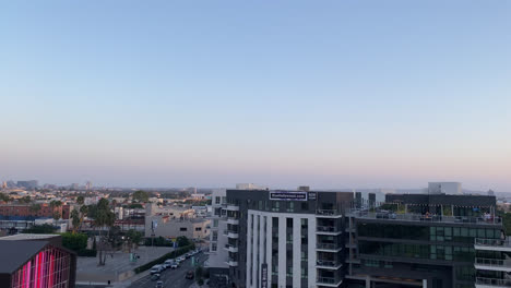 Abendlicher-Blick-Vom-Dach-In-Los-Angeles,-Kalifornien,-Schwenk-über-Den-Horizont-Mit-Der-Innenstadt-Im-Fernen-Hintergrund