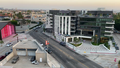 Verkehr-Auf-Einer-Straße-In-Der-Innenstadt-Von-Los-Angeles-In-Der-Abenddämmerung-In-Kalifornien,-USA