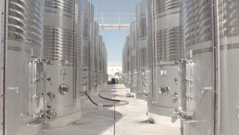 Toma-Estática-De-Tanques-De-Vino-En-Una-Bodega-En-España-A-La-Luz-Del-Sol-En-Cámara-Lenta-60fps