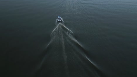 Vista-Aérea-De-Una-Lancha-Rápida-Navegando-En-Aguas-Abiertas