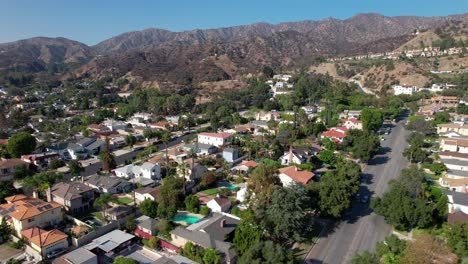 An-upscale-neighborhood-in-Burbank,-California-below-picturesque-mountains---aerial-sliding-flyover