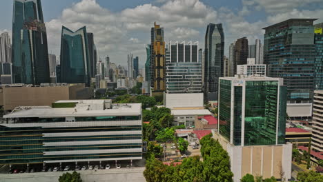 Panama-City-Aerial-V80-Cinematic-Tracking-Links-über-Alleen,-Die-Das-Stadtbild-Der-Innenstadt-Und-Des-Obarrio-Viertels-Mit-Glänzenden-Hochhäusern-Einfangen-–-Aufgenommen-Mit-Mavic-3-Cine-–-März-2022
