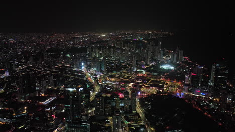 Panama-City-Aerial-V60-Cinematic-Drohne-Flyover-Metropolregion,-Die-Den-Straßenverkehr-Im-Wohlhabenden-Obarrio-Viertel-Und-Das-Stadtbild-Der-Innenstadt-Bei-Nacht-Erfasst-–-Aufgenommen-Mit-Mavic-3-Cine-–-März-2022