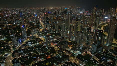 Panama-City-Aerial-V2-Filmischer-Hyperlapse,-Der-Das-üppige-Nächtliche-Stadtbild-Des-Geschäftsviertels-In-Der-Innenstadt-Mit-Geschäftigem-Straßenverkehr-Und-Auffälligen-Wolkenkratzern-Einfängt-–-Aufgenommen-Mit-Mavic-3-Cine-–-April-2022