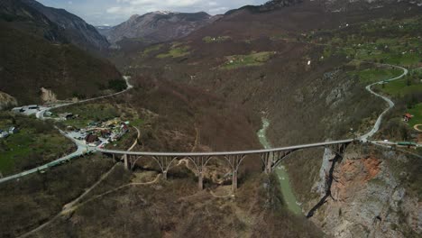 Drohnenaufnahmen-Der-Durdevica-Tara-Brücke-In-Montenegro-Mit-Den-Bergen-Im-Hintergrund