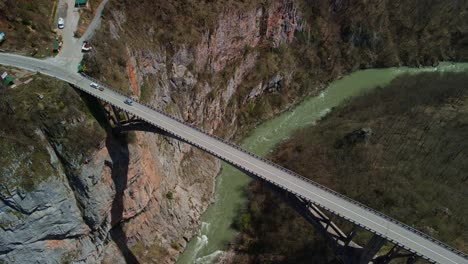 Drohnenaufnahmen-Von-Autos,-Die-über-Die-Durdevica-Tara-Brücke-In-Montenegro-Fahren