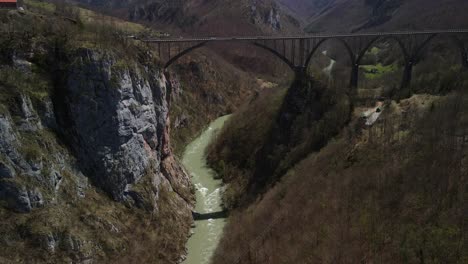 Drohnenaufnahmen,-Die-über-Den-Tara-Fluss-Fliegen,-Mit-Der-Durdevica-Tara-Brücke-Im-Hintergrund-In-Montenegro