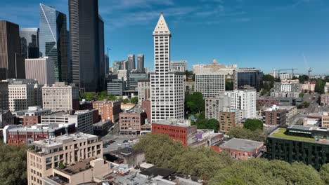 Drone-shot-of-Smith-Tower-in-one-of-Seattle's-oldest-neighborhoods,-Pioneer-Square