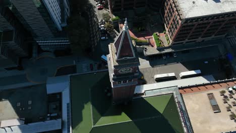 Steigende-Luftaufnahme-Mit-Blick-Auf-Die-Uhr-Der-King-Street-Station-In-Seattle