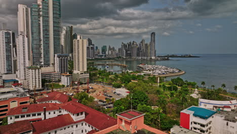 Panama-City-Aerial-V16-Flyover-Calidonia-über-Viertel-Hinweg,-Das-An-Einem-Stürmischen-Tag-Das-Stadtbild-Des-Wolkenkratzers-In-Der-Stadt-Punta-Paitilla-Einfängt-–-Aufgenommen-Mit-Mavic-3-Cine-–-März-2022